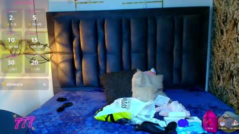 Abril Fox online show from 06.11.26