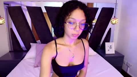 Snapshot of abril_lee__ chatting on 02.10.25 Abril online show from 02.10.25