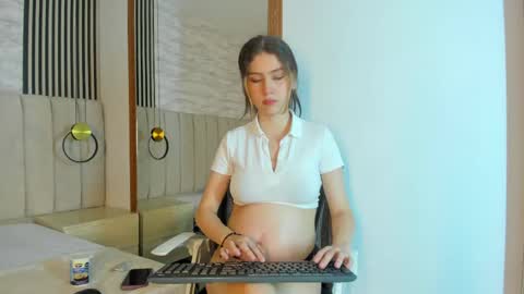 Snapshot of abrillrose chatting on 04.19.26 Natalia online show from 04.19.26