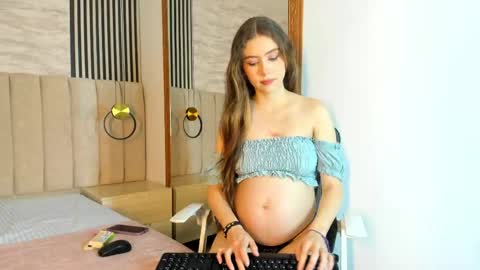 Snapshot of abrillrose chatting on 05.19.26 Natalia online show from 05.19.26
