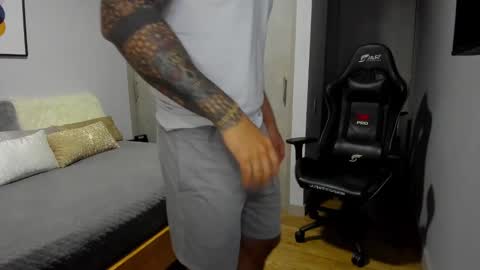 Snapshot of adam_clarke chatting on 03.08.25 adam clarke online show from 03.08.25