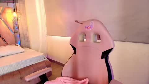 Snapshot of adara_evanss chatting on 10.04.25 Adara online show from 10.04.25