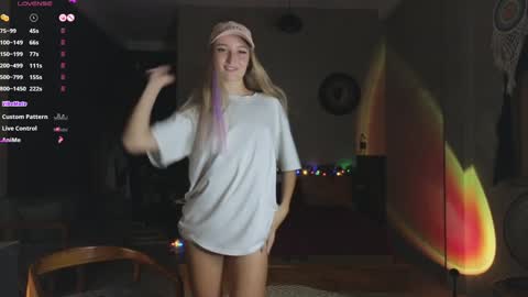 Snapshot of adelelyv chatting on 02.06.25 Adele online show from 02.06.25