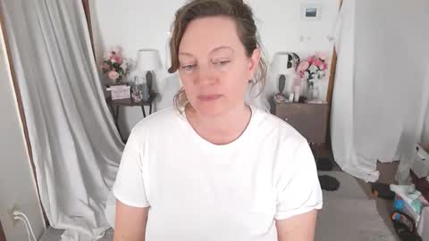 Snapshot of adorable22 chatting on 05.27.26 adorable22 online show from 05.27.26