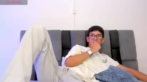 Snapshot of adrien_silex chatting on 04.15.26 adrien_silex online show from 04.15.26