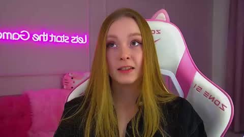 Snapshot of agatafoxley chatting on 11.24.25 AgataFoxley online show from 11.24.25