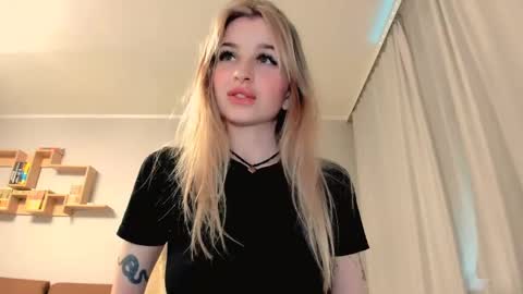 Snapshot of agatahowak chatting on 05.18.26 Arina online show from 05.18.26