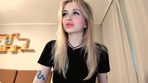 Snapshot of agatahowak chatting on 05.19.26 Arina online show from 05.19.26