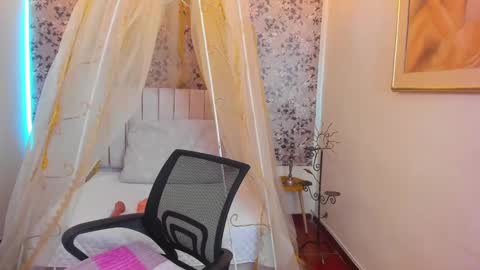 Snapshot of agatha_rusell chatting on 02.20.25 agatha online show from 02.20.25