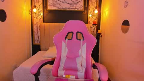 Snapshot of agatha_rusell chatting on 03.04.25 agatha online show from 03.04.25