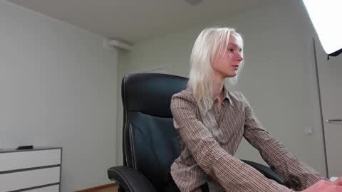 Agelina Lilly Laura online show from 11.19.25