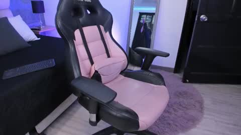 Snapshot of ah_mara chatting on 10.24.25 Ahmara online show from 10.24.25