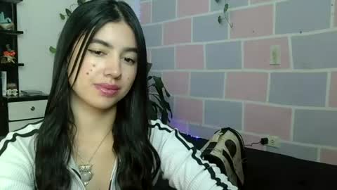 Snapshot of aine_ileana chatting on 07.27.26 J online show from 07.27.26