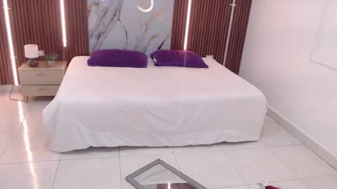 Snapshot of aixa_shaw chatting on 09.09.25 AIXA online show from 09.09.25