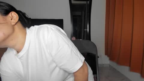 Snapshot of akanekihm chatting on 05.25.26 MIRANDA online show from 05.25.26