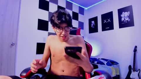 Snapshot of alan_boy01 chatting on 10.11.25 Alan Boy online show from 10.11.25