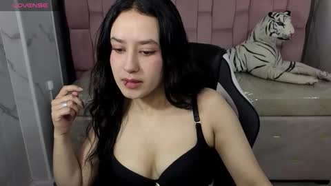 Snapshot of aleja05_b chatting on 11.09.25 aleja online show from 11.09.25