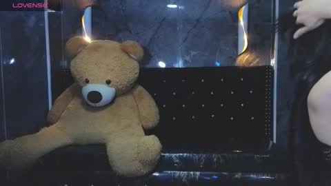 Snapshot of aleja05_b chatting on 11.24.25 aleja online show from 11.24.25