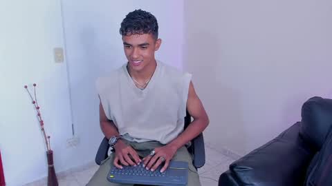 Snapshot of alejandro_williams chatting on 05.13.26 Alejandro williams online show from 05.13.26