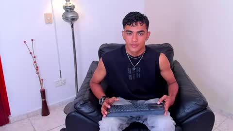 Snapshot of alejandro_williams chatting on 05.25.26 Alejandro williams online show from 05.25.26