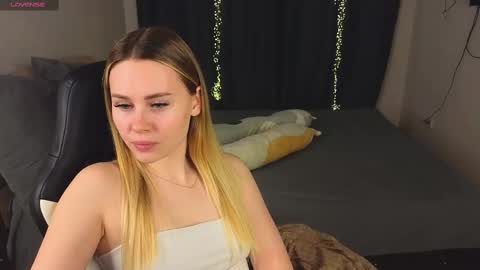 Snapshot of alena_hot_sex chatting on 02.13.25 Alena online show from 02.13.25