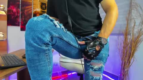 Snapshot of alessandro__wye chatting on 01.19.25 ALESSANDRO WYE online show from 01.19.25