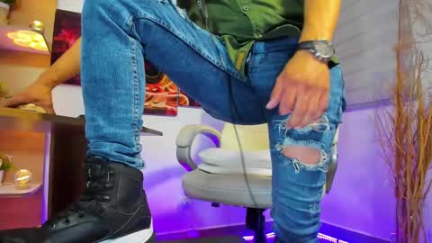 Snapshot of alessandro__wye chatting on 01.20.25 ALESSANDRO WYE online show from 01.20.25