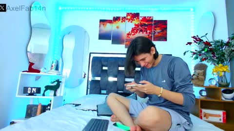 Snapshot of alex_and_fabian chatting on 01.16.25 sneider online show from 01.16.25