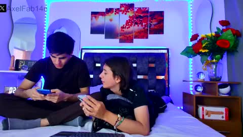 Snapshot of alex_and_fabian chatting on 01.28.25 sneider online show from 01.28.25