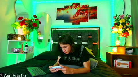 Snapshot of alex_and_fabian chatting on 02.18.25 sneider online show from 02.18.25