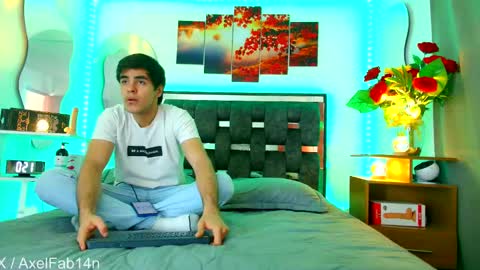 Snapshot of alex_and_fabian chatting on 03.08.25 sneider online show from 03.08.25