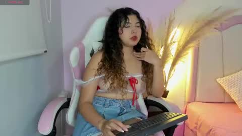 Snapshot of alexa_cutte_ chatting on 06.11.26 A L E X A online show from 06.11.26