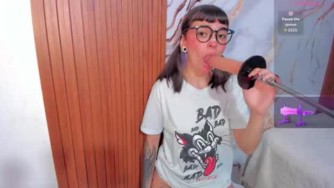 Snapshot of alice14cullen chatting on 10.08.25 alice online show from 10.08.25