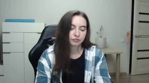 Snapshot of alice_________________________ chatting on 06.16.26 Alice online show from 06.16.26