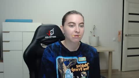 Snapshot of alice_________________________ chatting on 06.19.26 Alice online show from 06.19.26