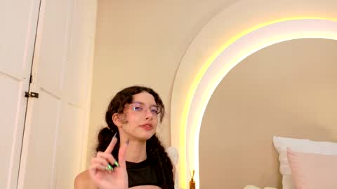 Snapshot of alicee_rodriguez chatting on 02.16.25 alice online show from 02.16.25