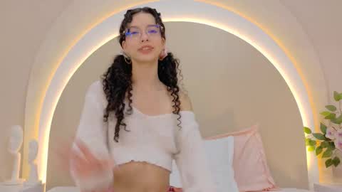 Snapshot of alicee_rodriguez chatting on 10.20.25 alice online show from 10.20.25