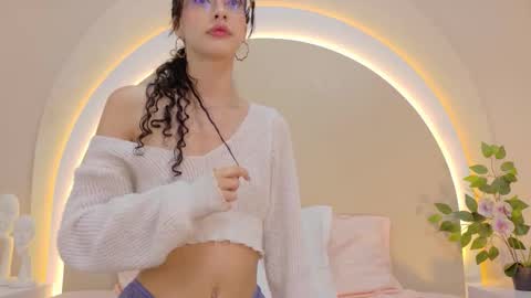 Snapshot of alicee_rodriguez chatting on 11.10.25 alice online show from 11.10.25