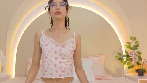 Snapshot of alicee_rodriguez chatting on 11.18.25 alice online show from 11.18.25