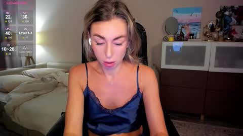 Snapshot of aliceevan chatting on 11.23.25 Daniella online show from 11.23.25