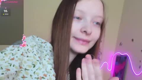 Snapshot of alicehariss chatting on 10.25.25 Alie online show from 10.25.25