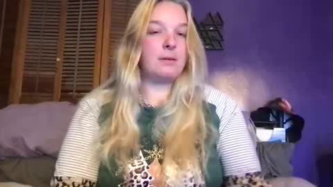 Snapshot of aliceinsmuttyland chatting on 12.17.25 Alice online show from 12.17.25