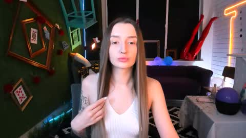 Snapshot of alicelidse chatting on 10.06.25 Alice online show from 10.06.25