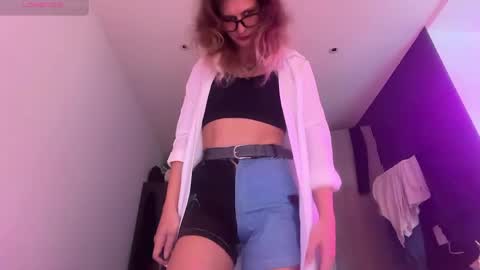 Snapshot of alicepinkhead chatting on 05.22.26 AlicePinkhead online show from 05.22.26