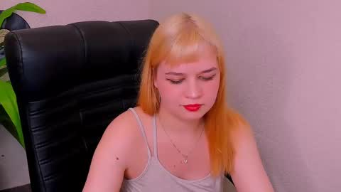 Snapshot of alicepopsy chatting on 03.08.25 Alice online show from 03.08.25