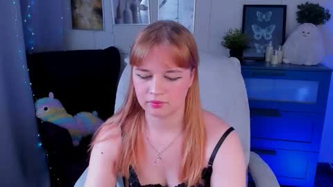 Snapshot of alicepopsy chatting on 11.22.25 Alice online show from 11.22.25