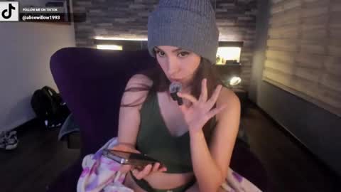 Snapshot of alicewillow chatting on 03.06.25 Alice online show from 03.06.25