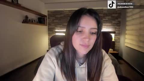 Snapshot of alicewillow chatting on 09.10.25 Alice online show from 09.10.25