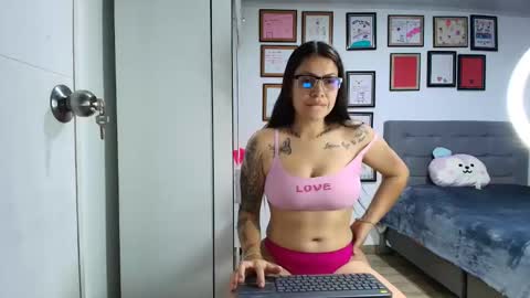 Snapshot of alicia_rainbow chatting on 04.22.26 alicia_rainbow online show from 04.22.26