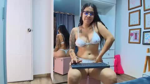 Snapshot of alicia_rainbow chatting on 04.28.26 alicia_rainbow online show from 04.28.26
